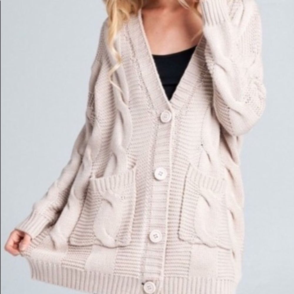 Gorgeous cable knit v neck